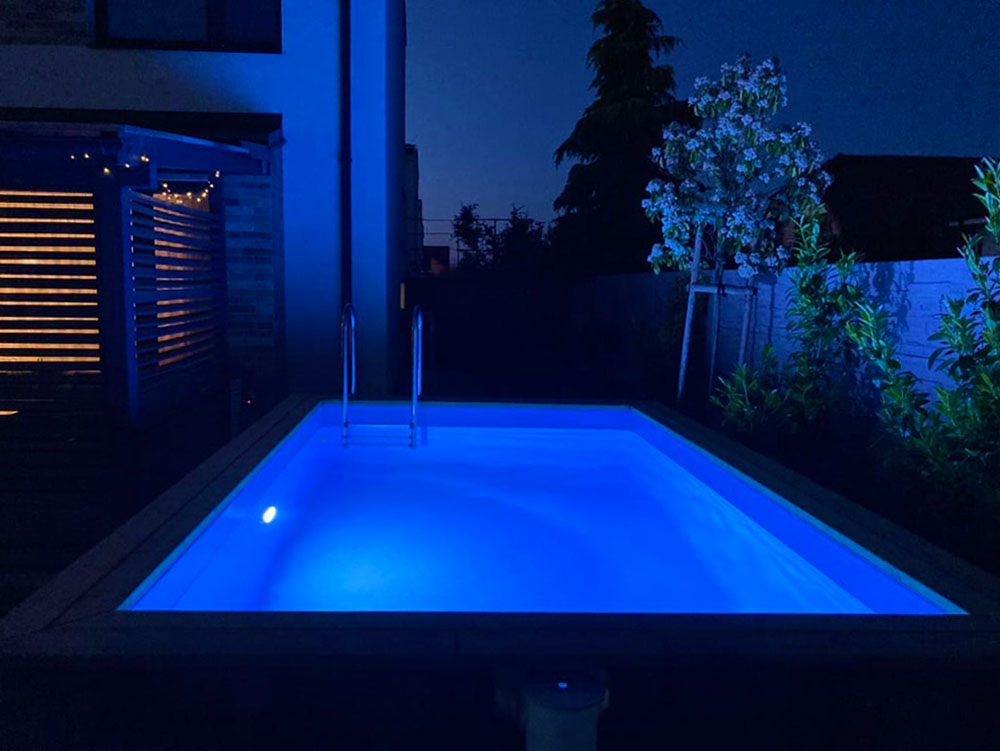 nočný pohľad na drevený bazén